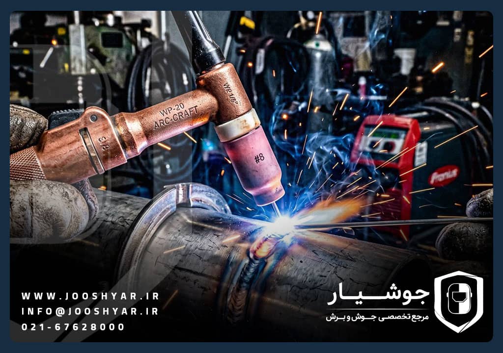 تورچ تیگ آبخنک در حال جوشکاری با آرک روشن و گردنه WP12